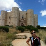 Syusy walking to Castel del Monte