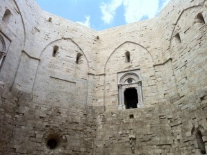 Castel del Monte, the walls