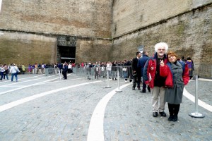 Syusy & Pat at Vatican Museums entrance