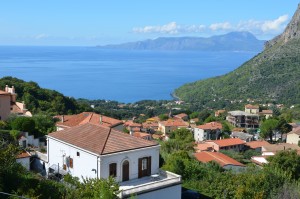 Mountains and sea. Pic by Flickr User Alexander van Loon