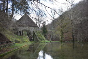 Le Piastre, Madonnina icehouse