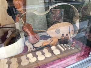 Cremona_ Showcase of a violins maker_Nicoletta Speltra