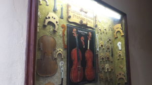 Cremona_ Showcase of a violins maker_Nicoletta Speltra copia