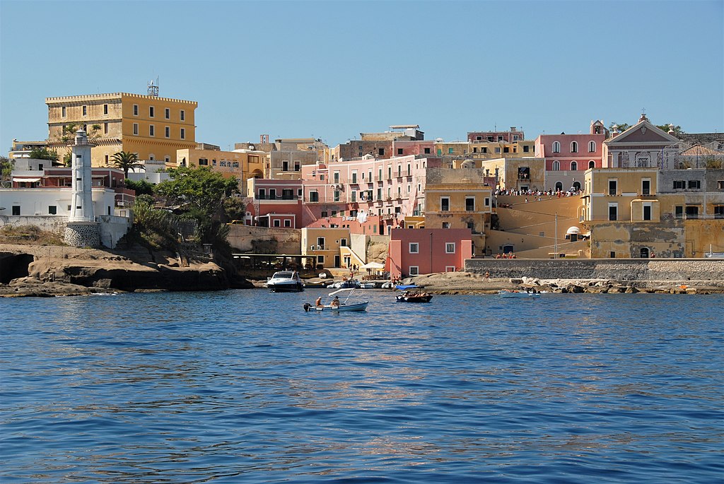 Veduta di Porto Romano, Ventotene dal mare. Immagine di IslandVita (Wikimedia Commons)