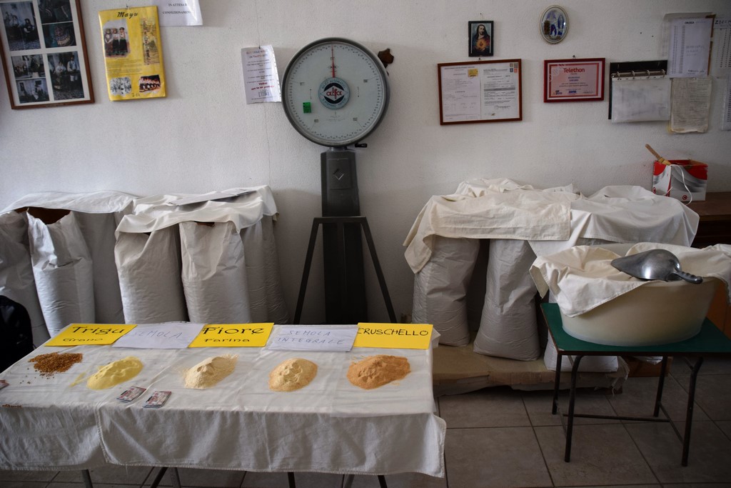 Samugheo - Mulino Sulis - The display of wheat berries and flour