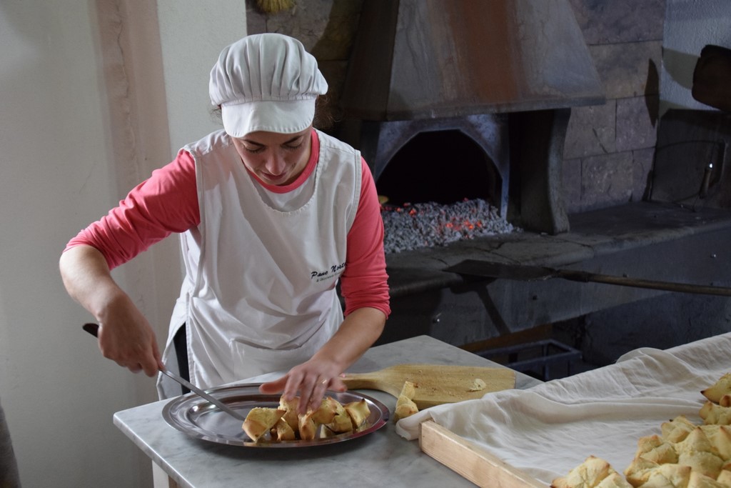 Samugheo - Pane Nostu - Giovanna Frongia slicing the freshly baked bread for us to sample