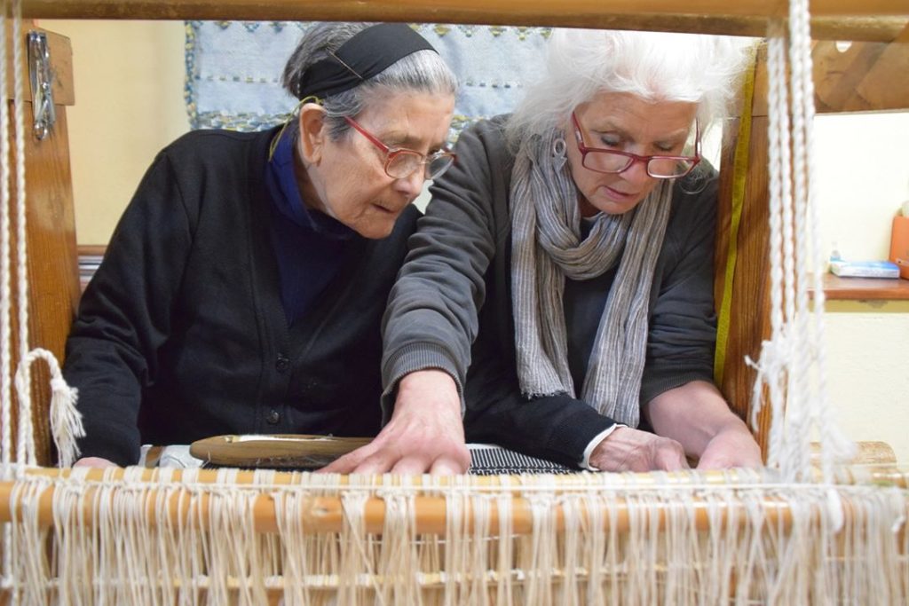 37. SARDEGNA – Samugheo - Laboratorio Tessile Artigiano Isabella Frongia – Usanna Frongia teaching me to weave!!!!