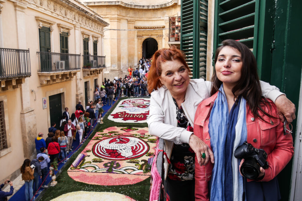 Noto, Syusy on the balcony
